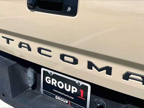 Used 2017 Toyota Tacoma TRD Off-Road w/ Tow Package (A/T) AWD/4WD image 9