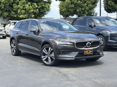 Certified 2025 Volvo V60 B5 Cross Country Plus AWD/4WD image 1