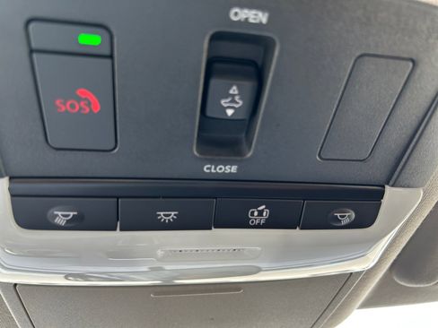Used 2025 Nissan Sentra SR w/ SR Premium Package FWD image 17