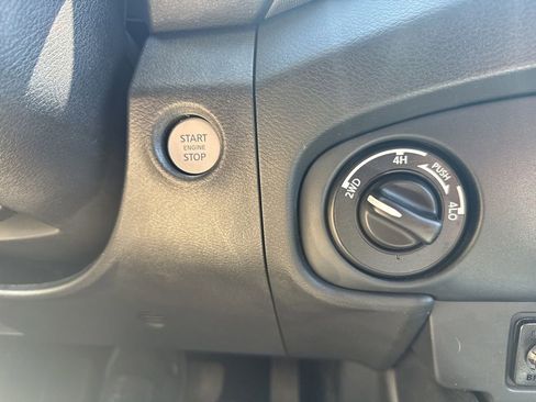 Used 2022 Nissan Frontier SV w/ Technology Package AWD/4WD image 17