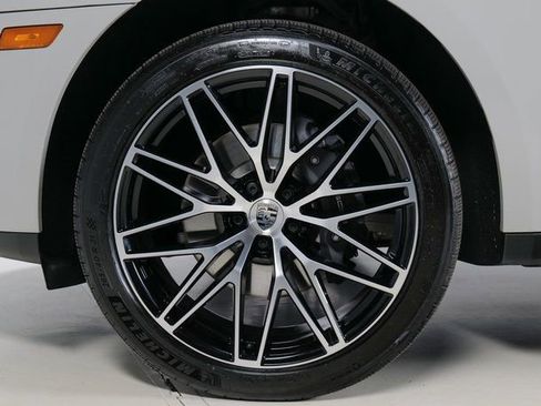 Used 2023 Porsche Macan image 9