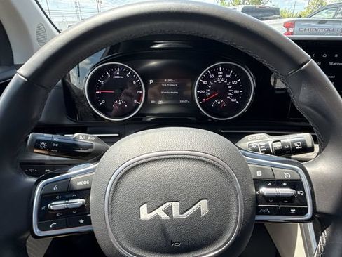 Used 2024 Kia Carnival EX FWD image 11