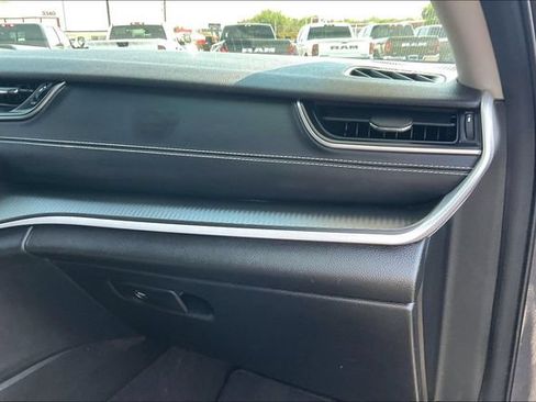 Used 2024 Jeep Grand Cherokee L Laredo w/ Luxury Tech Group I AWD/4WD image 16