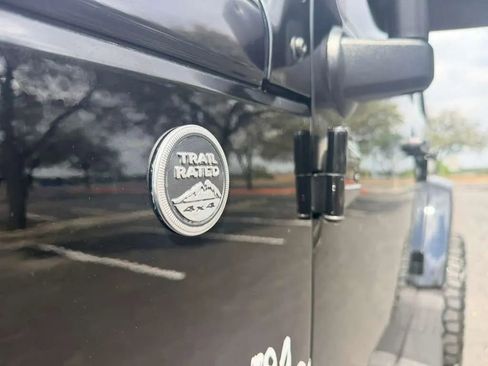 Used 2017 Jeep Wrangler Unlimited Sahara w/ Connectivity Group image 15