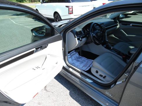 Used 2019 Volkswagen Passat 2.0T SE R-Line FWD image 10