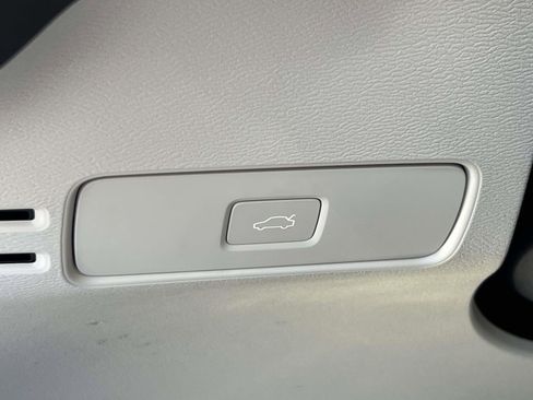 Used 2026 Volvo XC40 B5 Ultra w/ Climate Package image 19