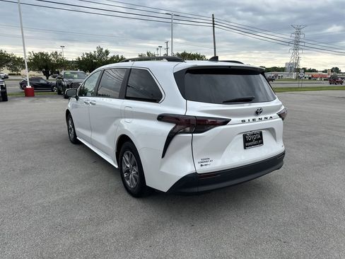 Certified 2025 Toyota Sienna XLE FWD image 7
