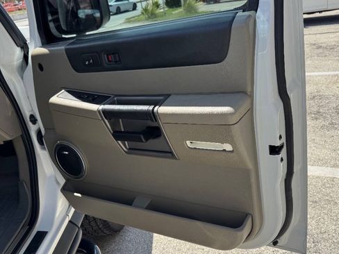 Used 2004 HUMMER H2 w/ Preferred Equipment Group AWD/4WD image 18