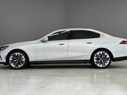 Certified 2024 BMW 530i w/ Convenience Package RWD image 2