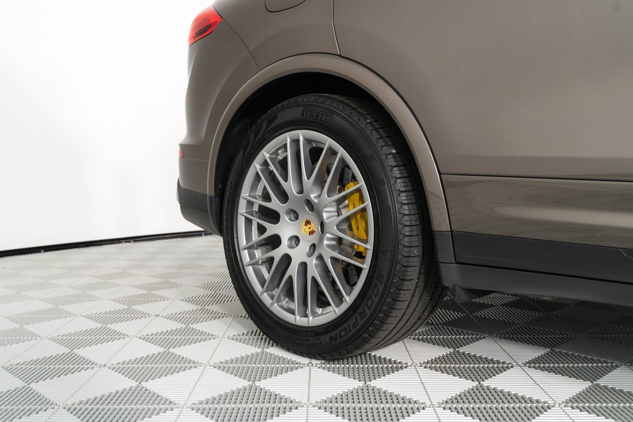 Used 2016 Porsche Cayenne Turbo S AWD/4WD image 28