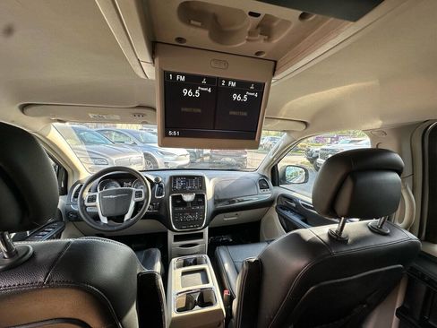 Used 2014 Chrysler Town & Country Touring-L w/ Driver Convenience Group image 22