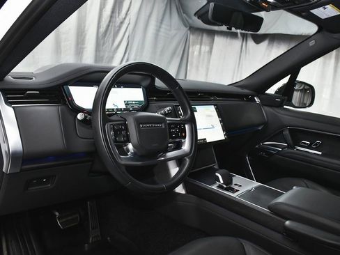Used 2025 Land Rover Range Rover SE image 24