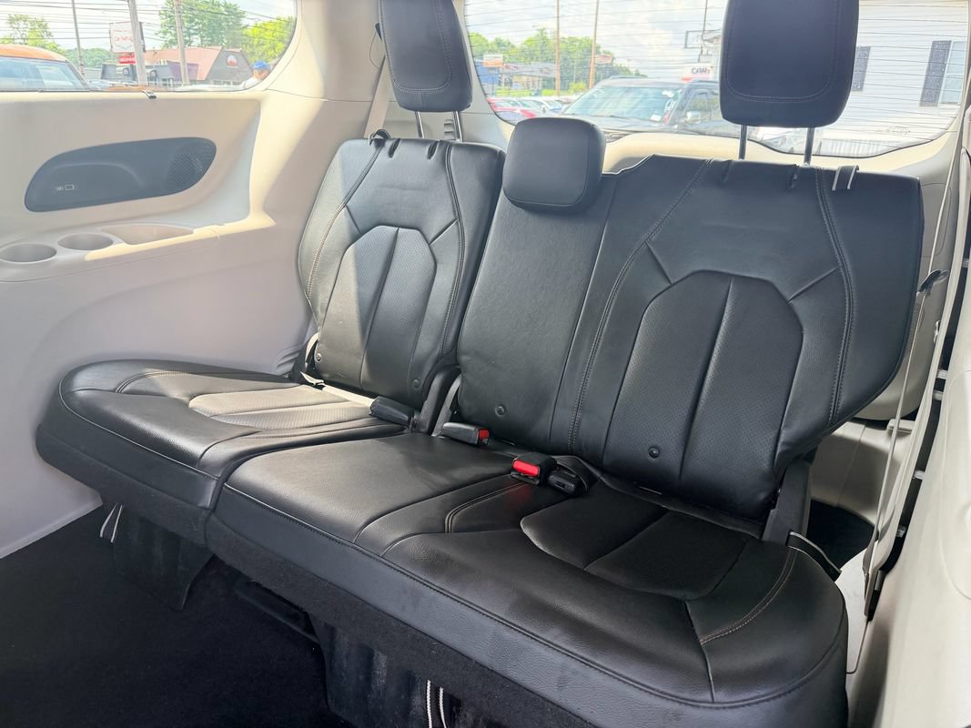 Used 2017 Chrysler Pacifica Touring-L Plus FWD image 11