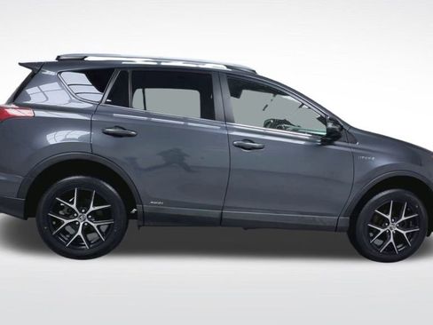 Used 2018 Toyota RAV4 SE image 9