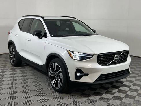 Certified 2025 Volvo XC40 B5 Plus image 2