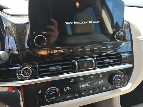 Used 2022 Nissan Pathfinder SL AWD/4WD image 7