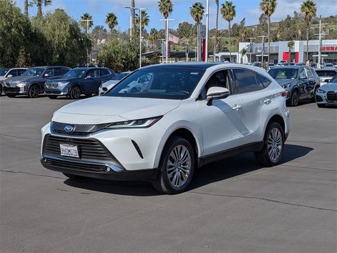 Used 2023 Toyota Venza Limited image 2