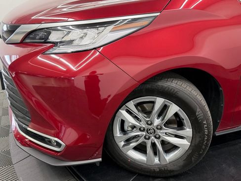 Used 2026 Toyota Sienna Limited FWD image 5