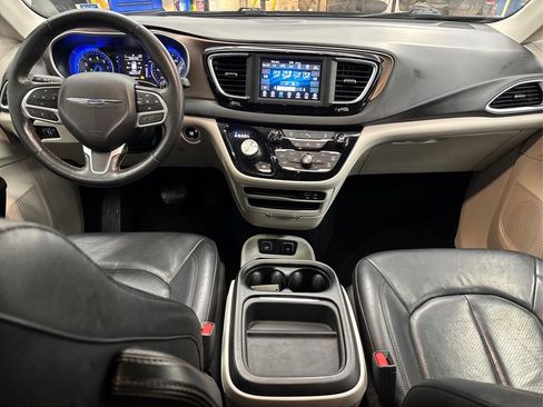 Used 2019 Chrysler Pacifica Touring-L image 21
