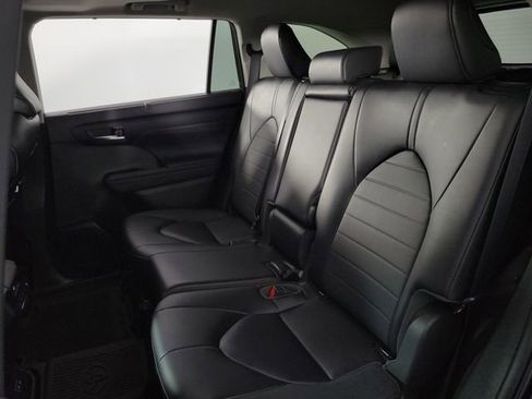 Used 2023 Toyota Highlander XLE FWD image 19