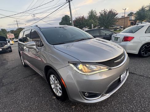 Used 2020 Chrysler Pacifica Touring-L image 2
