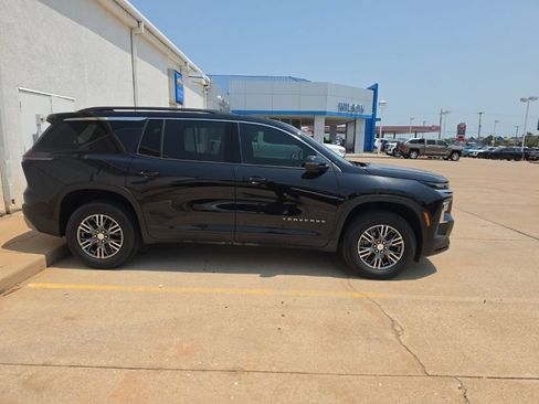 Used 2025 Chevrolet Traverse LT FWD image 7