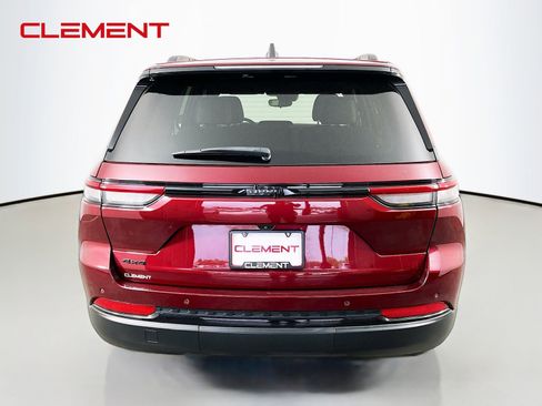 Used 2023 Jeep Grand Cherokee Altitude AWD/4WD image 8