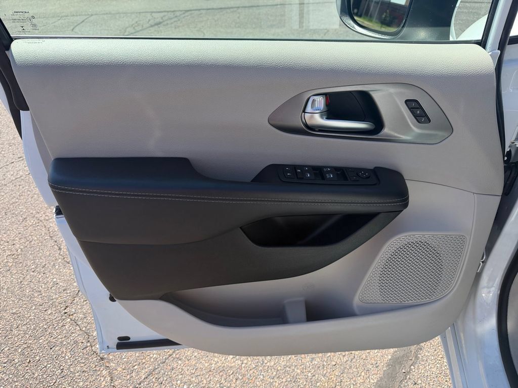 Used 2023 Chrysler Pacifica Touring-L FWD image 27