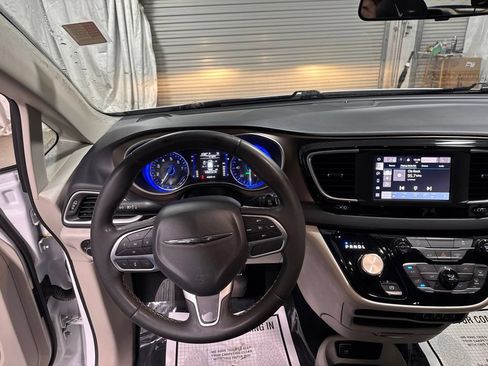 Used 2022 Chrysler Voyager LX FWD image 19