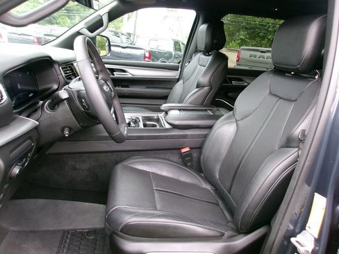 Certified 2024 Jeep Wagoneer L Series II AWD/4WD image 7
