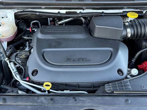 Used 2024 Chrysler Pacifica Touring-L image 29