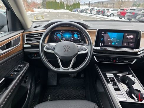 Used 2025 Volkswagen Atlas SE image 21