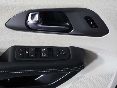 Used 2023 Chrysler Pacifica Touring-L FWD image 34