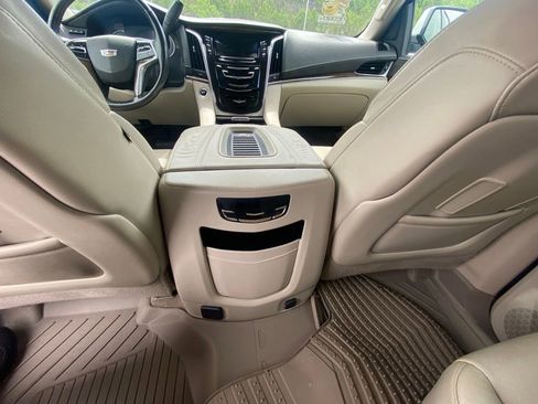 Used 2018 Cadillac Escalade ESV Luxury AWD/4WD image 25