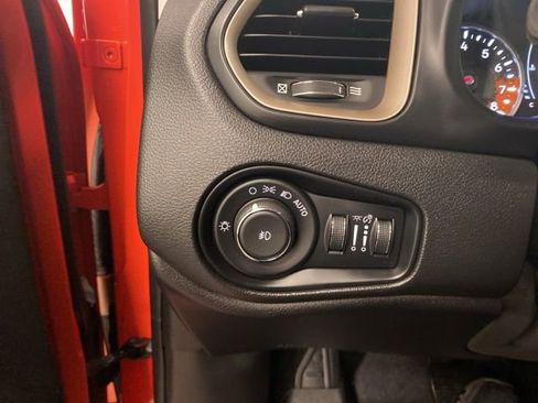 Used 2017 Jeep Renegade Latitude w/ Cold Weather Group image 18