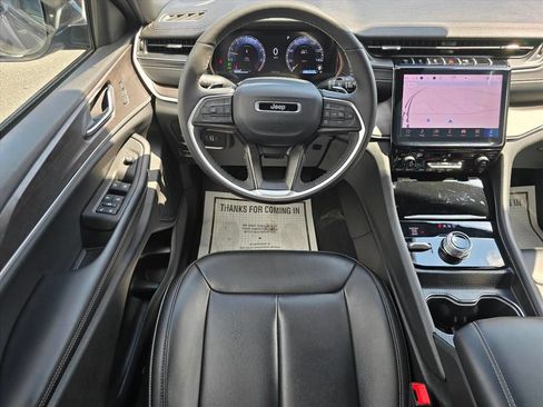 Used 2025 Jeep Grand Cherokee Limited AWD/4WD image 3