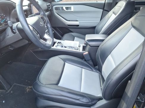 Certified 2022 Ford Explorer XLT w/ Equipment Group 202A image 9