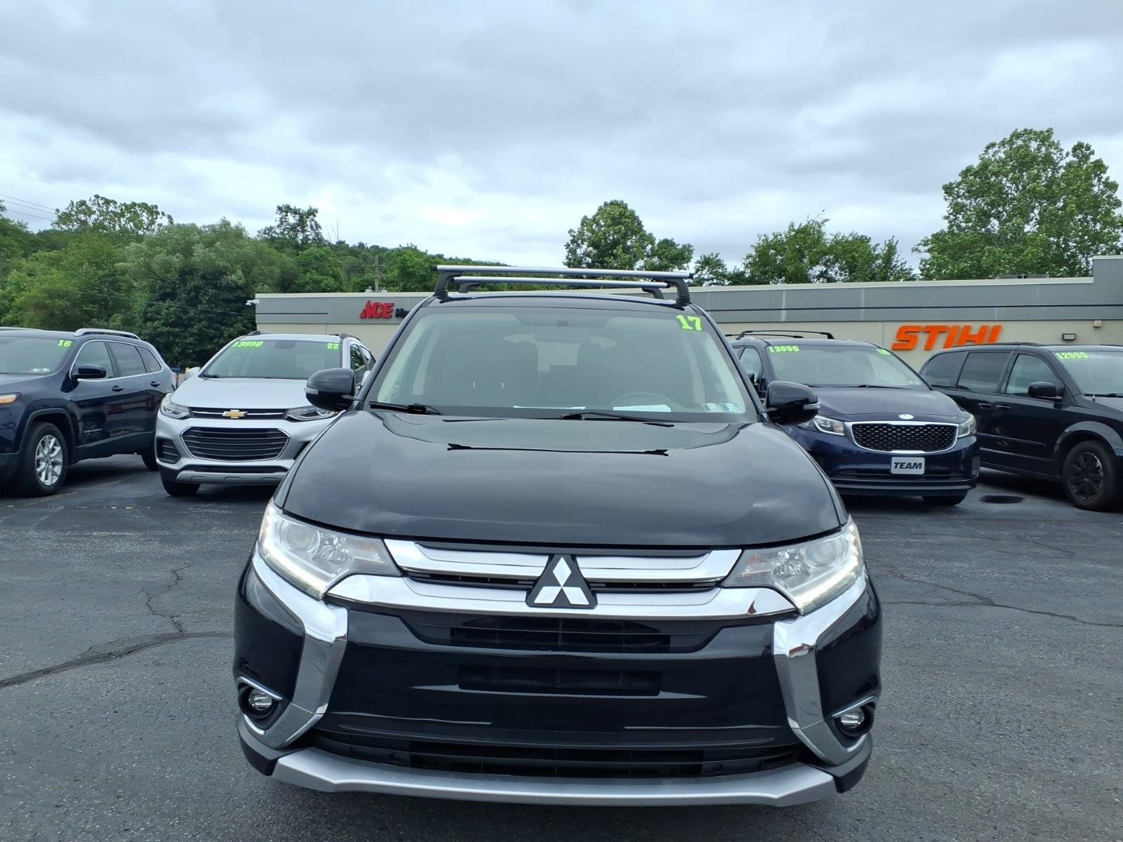 Used 2017 Mitsubishi Outlander SE AWD/4WD image 2