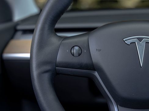 Used 2021 Tesla Model Y Long Range image 29