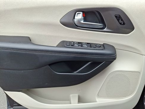 Used 2023 Chrysler Pacifica Touring-L image 13