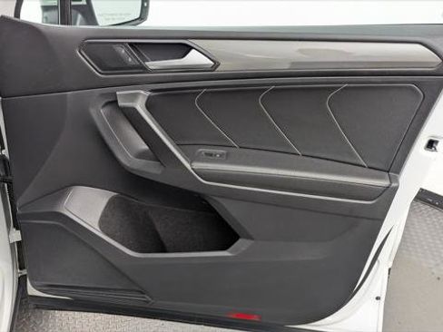 Used 2023 Volkswagen Tiguan SE w/ Panoramic Sunroof Package image 22