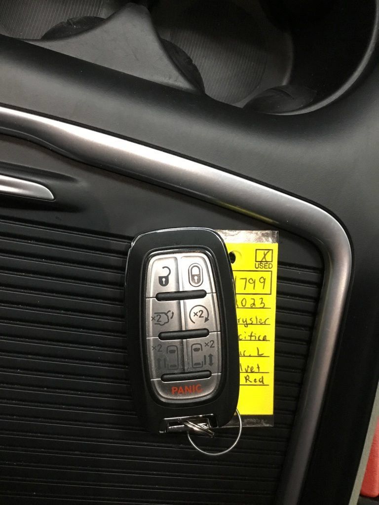 Used 2023 Chrysler Pacifica Touring-L AWD/4WD image 29