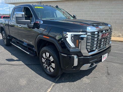 Used 2025 GMC Sierra 2500 Denali AWD/4WD image 2