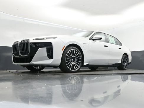 New 2026 BMW 750e xDrive image 19