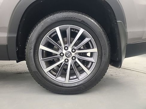 Used 2019 Toyota Highlander XLE image 10