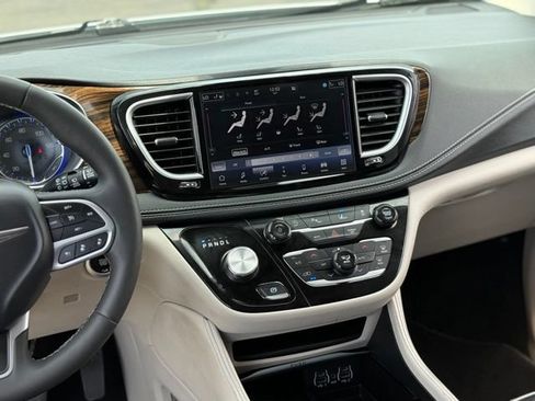Used 2023 Chrysler Pacifica Limited FWD image 23