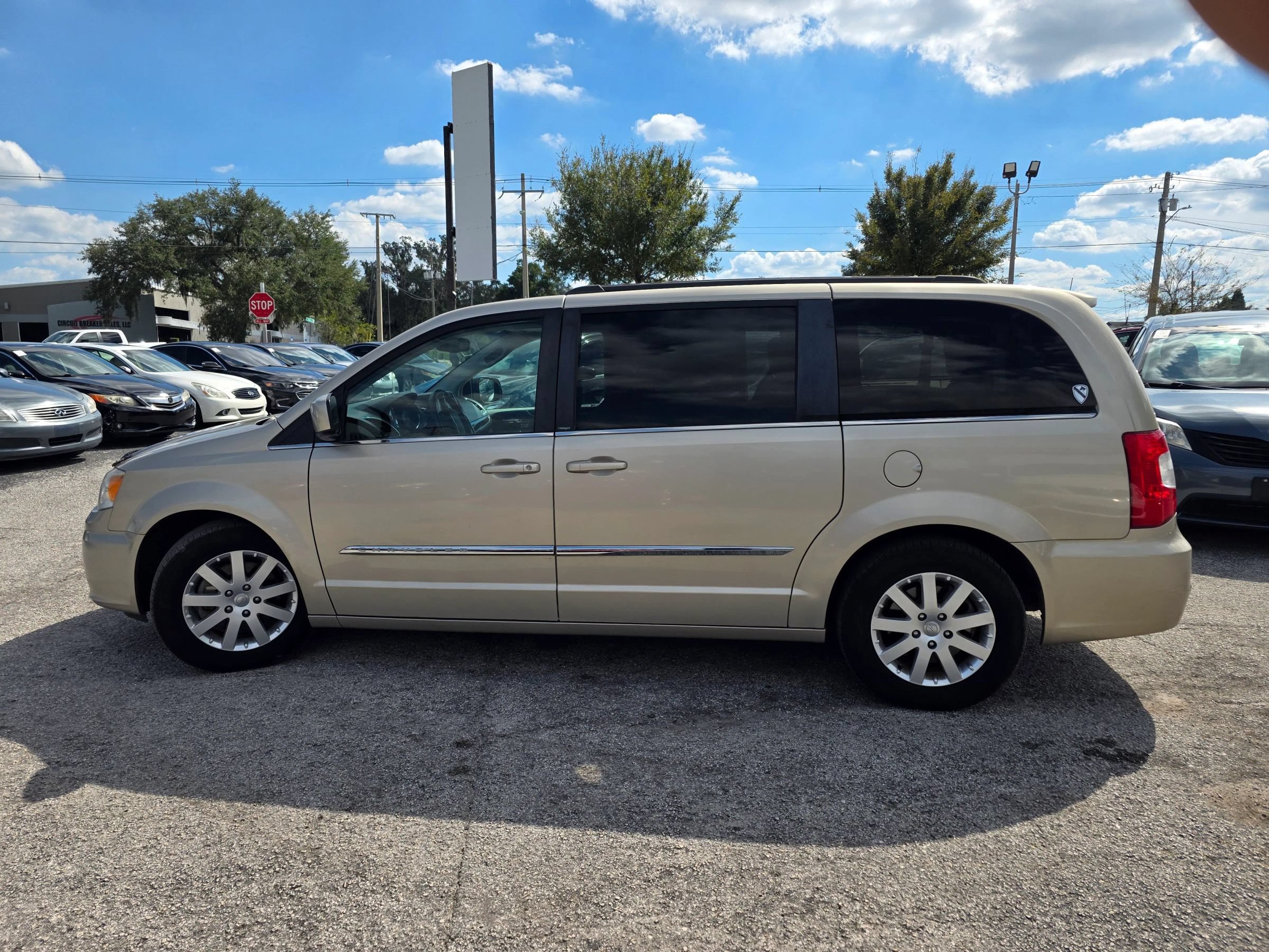 Used 2013 Chrysler Town & Country Touring FWD image 4