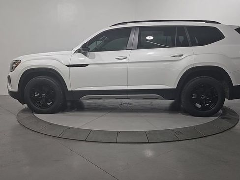 Used 2024 Volkswagen Atlas Peak Edition SEL AWD/4WD image 2