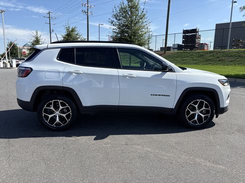 Used 2024 Jeep Compass Latitude image 10