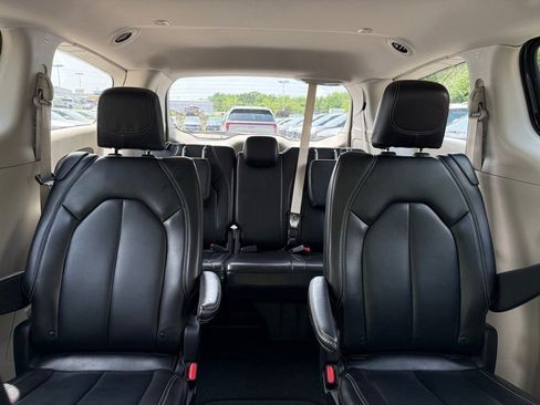 Used 2023 Chrysler Pacifica Touring-L FWD image 47
